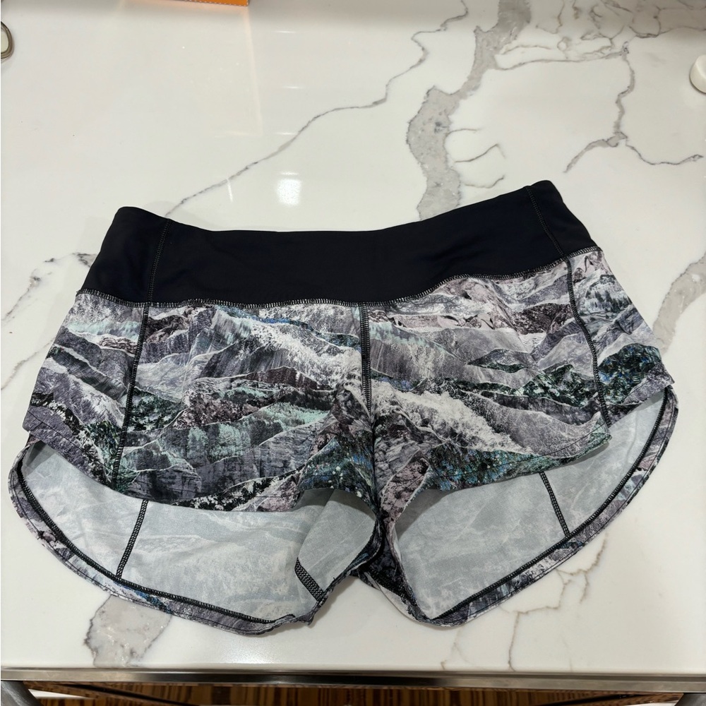 Lululemon Speed up short size 4 mountain pattern